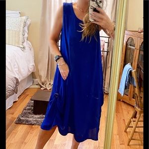 SLEEVELESS DRESS BY KATTUS SZ M BEAUTIFUL RELAXED FIT, POCKETS WITH BUTTONS 🏖💙